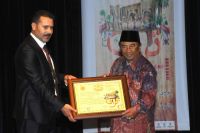 السيد عبد السلام الزويني مدير المهرجان يقدم شهادة تذكارية لسفير دولة إندونيسيا