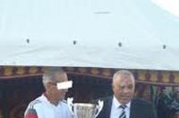 مدير السجن المحلي تولال 1 يسلم كأس البطولة  لعميد فريق السجن المحلي تولال