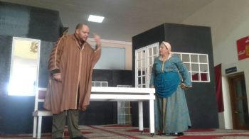 عرض مسرحية 'ضيف الغفلة' أمام نزلاء سجني تولال 2 و3 بمكناس (صور)