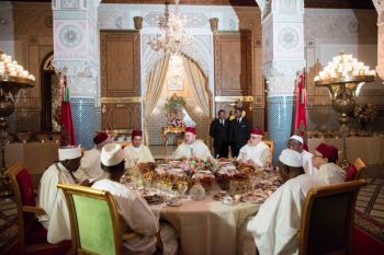 الملك يقيم بفاس مأدبة إفطار على شرف أعضاء المجلس الأعلى لمؤسسة محمد السادس للعلماء الأفارقة 