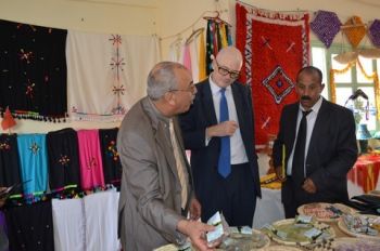 سفير الإتحاد الأوروبي بالمغرب يزور المركب الإجتماعي لتنمية العمل النسائي بالراشيدية
