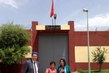 تاباعمرانت تزور رفقة حقوقيين معتقلين أمازيغ بسجن تولال في مكناس
