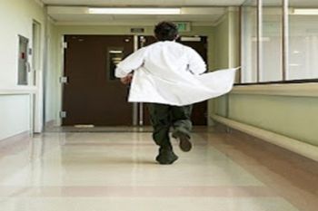 خطير : أطباء بمكناس يتغيبون عن العمل بالمستشفيات العمومية ويعملون بالمصحات الخاصة