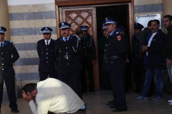 زوجة تمزق ملابس زوجها أمام محكمة قضاء الأسرة في مكناس