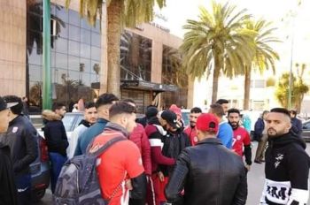 لاعبو النادي المكناسي يقاطعون التداريب ويحتجون أمام مقر العمالة