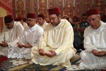 الملك محمد السادس يؤدي صلاة الجمعة بـمسجد عين الله بإقليم مولاي يعقوب