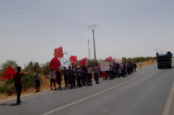 سكان دوار “النجا” ضواحي مكناس يخرجون في مسيرة احتجاجٍ و غضب 