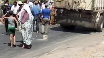 بالصور.. أزمة العطش تخرج ساكنة عين كرمة بعمالة مكناس للاحتجاج وقطع الطريق الوطنية