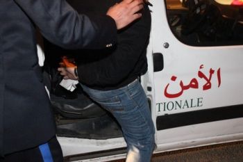الأمن يعتقل 'بزناس' بحي الزيتون بمكناس بحوزته 20 قرص مخدر