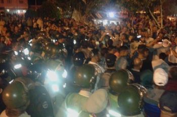 القوات العمومية تتدخل بقوة لمنع مسيرة شعبية في خنيفرة