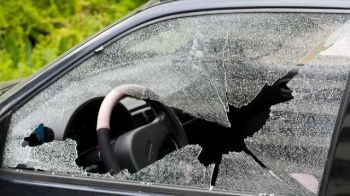 تحطيم زجاج سيارة وسرقة محتوياتها بحي مرجان 2 بمكناس