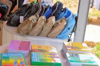 ضبطت بحوزتهم آلاف الكتب الموجهة للتوزيع بالمجان.. اعتقال مدير مدرسة وكتبيين لهذا السبب