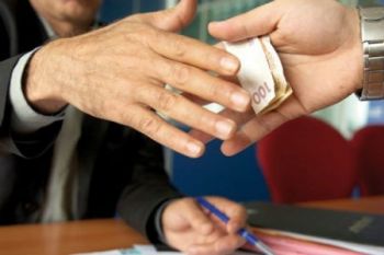 تفاصيل الإطاحة بضابط للحالة المدنية بمكناس ضبط متلبسا بتسلم رشوة