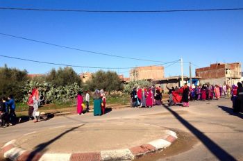 ساكنة الدخيسة تنظم مسيرة احتجاجية على الأقدام لرفع التهميش عن منطقتهم (صور)