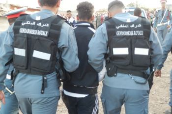 كوموندو من الدرك يعتقل شخصين من وسط حي سيدي بابا لتورطهما في رمي شاب من فوق عمارة