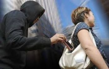 نفذ أكثر من 60 عملية سر.قة وجل ضحا.ياه نساء.. لص الهواتف في قبضة أمن مكناس