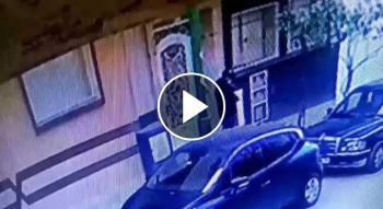 كاميرا مراقبة ترصد لحظة سرقة حقيبة يدوية من وسط سيارة خفيفة بحي أناسي