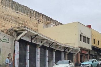 مطالب بإيفاد لجان تفتيش بعد تحول بناية لمحلات تجارية بأهم شوارع مكناس