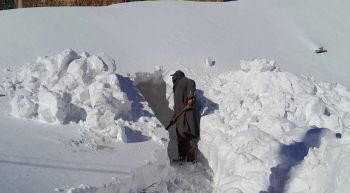 ثلوج كثيفة تعزل قرى بإقليم إفران وتطرح تساؤلات حول مدى جاهزية اللجنة الإقليمية لليقظة