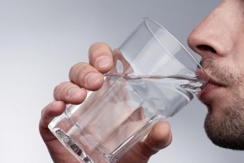 ما حكم تناول الطعام والشرب أثناء أذان الفجر ؟