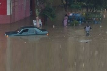 عاصفة مطرية قوية تُغرِق حَيَّيْ البساتين و البرج بمكناس