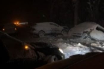 تحت تساقطات ثلجية كثيفة.. تسجيل حادثة سير بمدخل مدينة إفران إثر اصطدام 5 سيارات