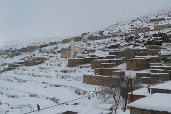 قرى ضواحي خنيفرة تعيش عزلة بسبب الثلوج و إنقطاع الكهرباء 