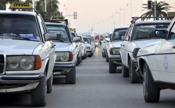 احتجاج أرباب سيارات الأجرة أمام ولاية جهة مكناس تافيلالت