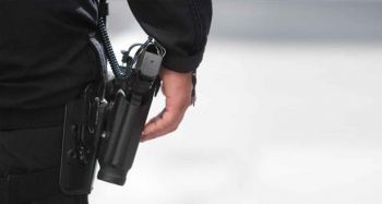 شرطي بفاس يستعمل سلاحه لتهديد أربعة جانحين هددوا رجال الأمن بالسلاح الأبيض