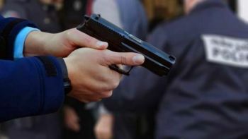 أمن ويسلان يضطر إلى استعمال السلاح الوظيفي لتوقيف مشتبه فيه عرض والديه وعناصر الأمن لخطر حقيقي