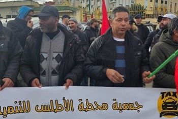 بالصور.. وقفة احتجاجية لمهنيي سيارات الأجرة بمكناس وهذه مطالبهم