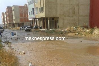 دقائق من أمطار الخير تغرق أحياء بتجزئة كاميليا وتعري ضعف البنية التحتية،صور
