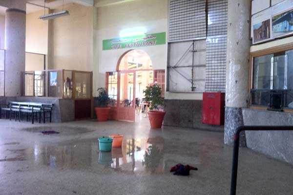 تسرب المياه من جدران و أسقف المحطة الطرقية بمكناس