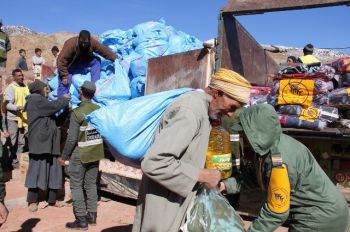 حوالي 1100 أسرة بإفران تستفيد من مساعدات غذائية وأغطية جراء موجة البرد 