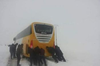 محنة مسافرين في رحلة من الرشيدية إلى مكناس استغرقت أزيد من 26 ساعة بسبب الثلوج