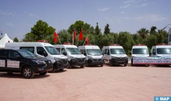 عمالة الرشيدية تخلد الذكرى 20 لانطلاق المبادرة بتوزيع 21 حافلة نقل مدرسي و7 سيارات إسعاف