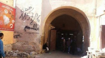 بعد فضيحة الكشك جماعة مكناس ترخص لبناء دكان على جدار أحد الأبواب التاريخية للعاصمة الإسماعيلية