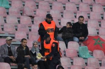 بالصور اعتقال مغاربة ومصري بعد رفعهم شعار 'رابعة' خلال لقاء ودي بين الأهلي والمغرب الفاسي