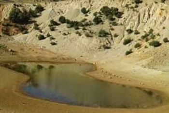 جفاف البحيرات والضايات ينذر بنفوق الأسماك بالأطلس (صور)