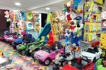 سوق الريحان بمكناس يجدد أروقته بمناسبة عاشوراء بأجود ألعاب الأطفال (صور)