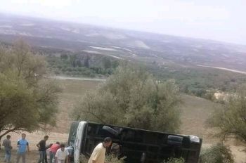 مصرع أحد ركاب الحافلة التي انقلبت بين مكناس وسيدي علي والساكنة تحتج