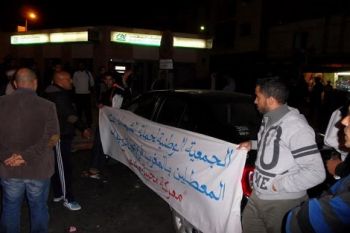 معطلون يعتصمون وسط بهو بلدية عين تاوجطات مطالبين بالشغل 
