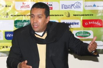 المدرب رشيد الطوسي يطالب إدارة المغرب الفاسي السماح لأنصار النادي بدخول الملعب مجانا