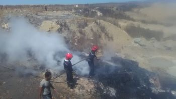 بالصور : حريق داخل منطقة 'الرميكة' بمدخل مكناس يستنفر الوقاية المدنية