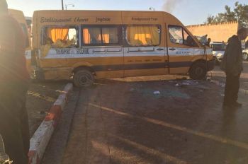 بالصور: عشرات الجرحى والمصابين في حادث اصطدام سيارة نقل مدرسي بسيارة خفيفة