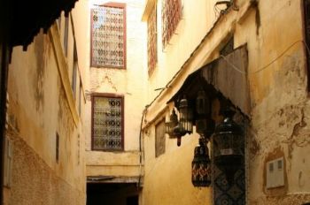 دُورٌ متآكلة و آيلة للسقوط تهدد سكان المدينة العتيقة بمكناس