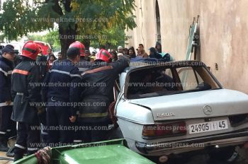 مصرع شخص في حادث اصطدام سيارة أجرة بشاحنة عسكرية بمكناس (صور)