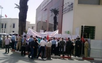 سكان حي النزالة الصفيحي بمكناس يحتجون أمام مقر ولاية جهة مكناس تافيلالت