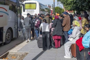 وزارة الداخلية تعلن عودة المتضررين من الفيضانات إلى مدنهم ووسائل نقل مجانية من مكناس لدعم العملية