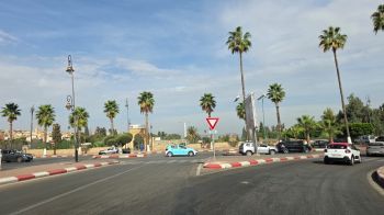 أيها السائق ليس لك حق الأسبقية... انتبه هنالك تغيير في علامات التشوير الطرقي بالمدارة الصغيرة لباب بوعماير !!! 